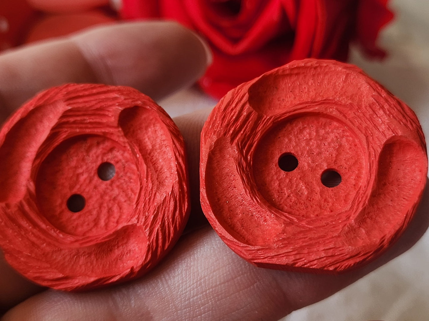 lot 6 gros boutons vintage rouge mat a trou texturé 3,3 cm ref 6014 **