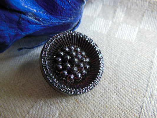 Bouton ancien en verre violet mordoré métallisé  en relief diamètre 2,1 cm D10D