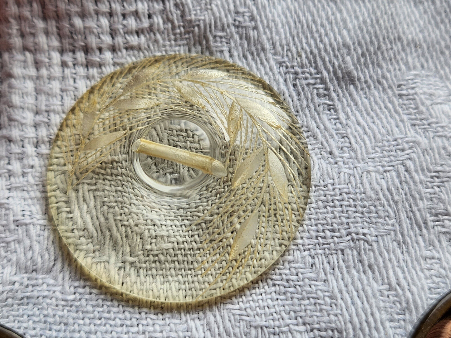 Gros bouton ancien lucite plexis épis de blé à pied jaune 3,1 cm ref 3315