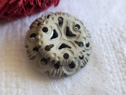 Gros bouton ancien collection gris sculpté joli ajouré motif 2,6 cm ref 714