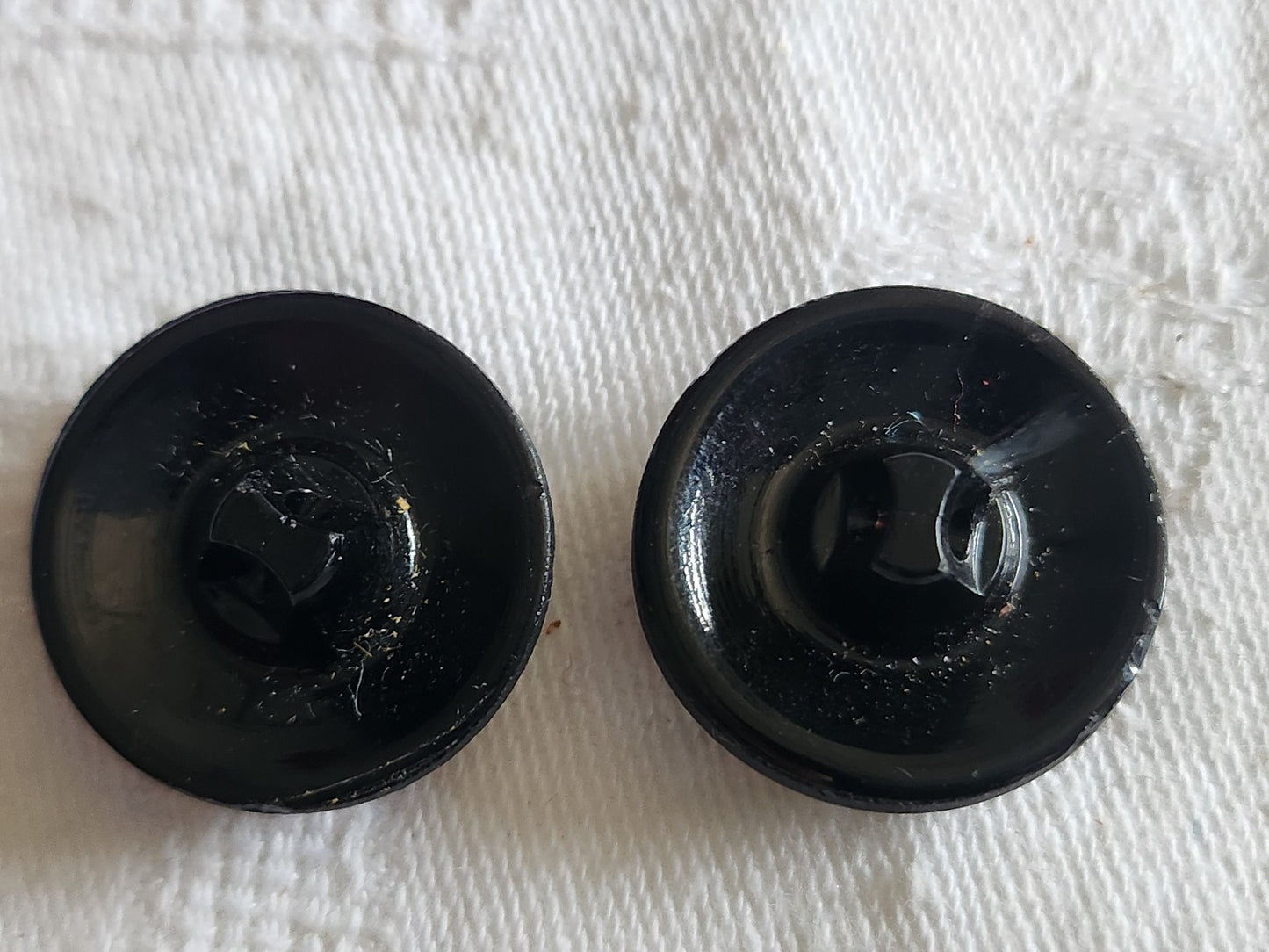 Duo gros boutons anciens en verre noir facette pied  2,1 cm D14C