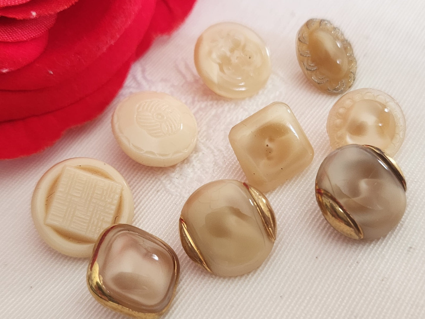 Lot 9 boutons anciens en verre beige / sable   panaché 1,1 à 1,4 cm ref 6346