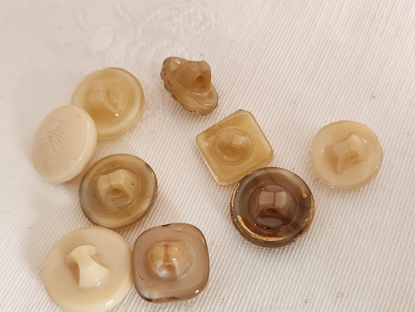 Lot 9 boutons anciens en verre beige / sable   panaché 1,1 à 1,4 cm ref 6346