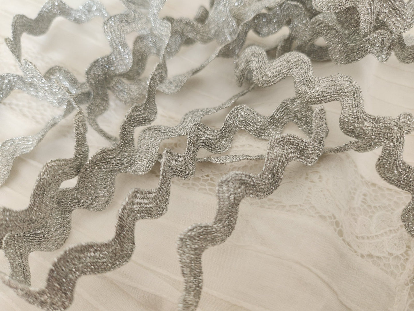 Serpentine ancienne dentelle galon argenté 3 mètres A2