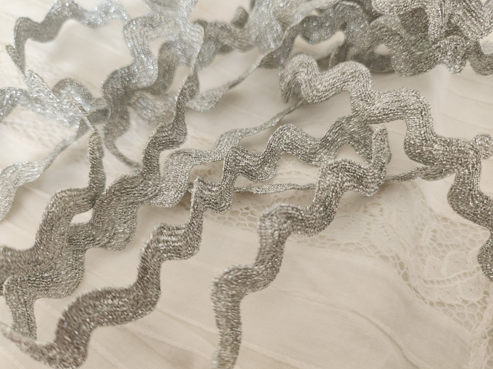 Serpentine ancienne dentelle galon argenté 3 mètres A2