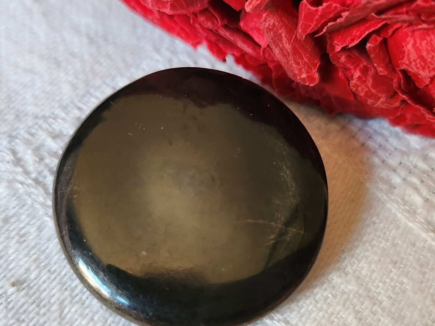 Gros bouton ancien en nacre noir/gris à pied métal 2,6 cm D13K
