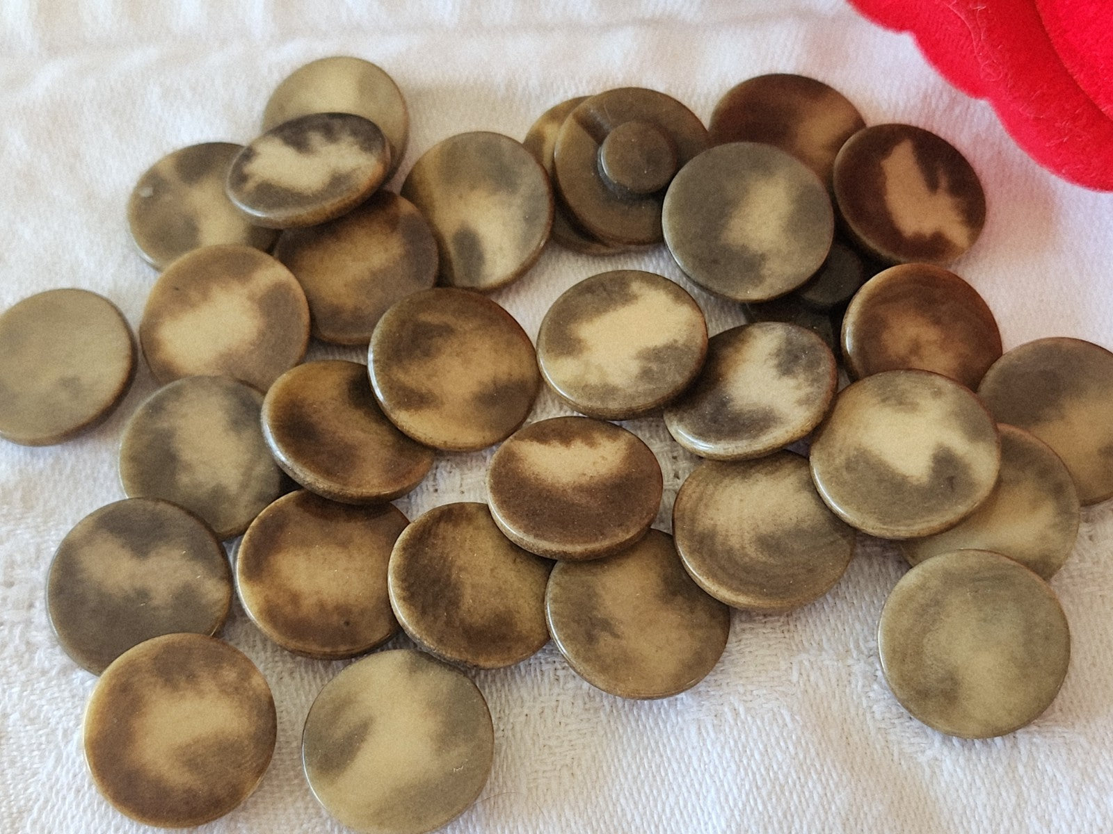 Lot 29 boutons anciens en corozo  marron panaché 1,5 cm ref 3857