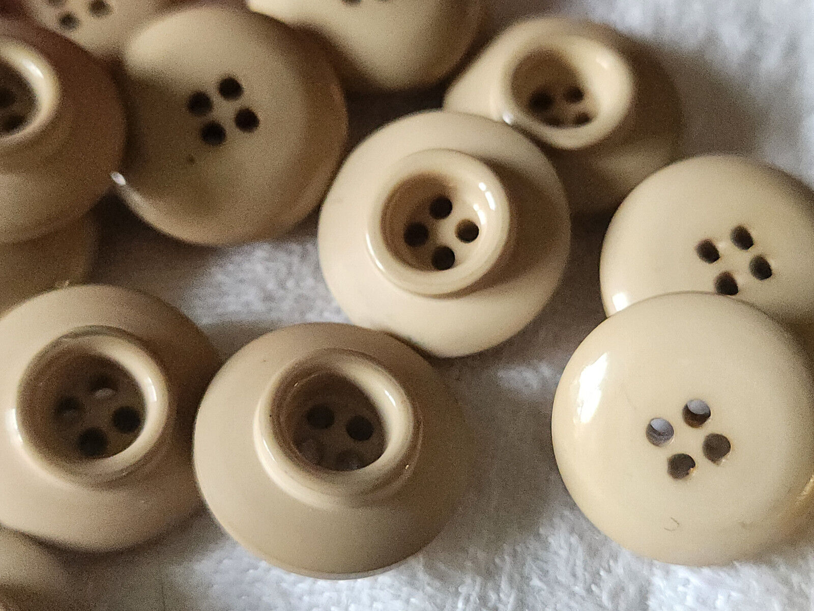 Lot 12 boutons  vintage  marron beige 1,6 cm trous ref 4854