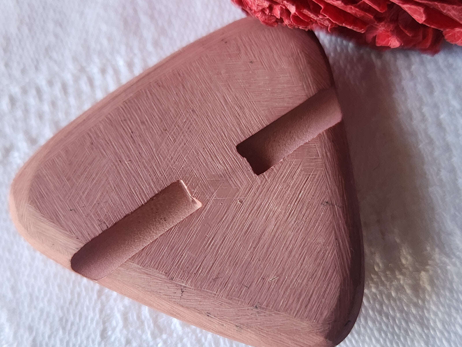 Gros bouton vintage rose forme triangle  4 cm pied mat texturé ref 2788