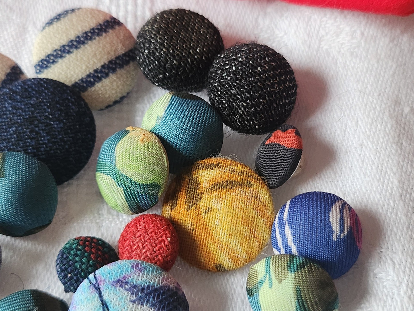 Lot 24 boutons anciens  tissu vintage panaché pied 1 à 1,9 cm ref 161