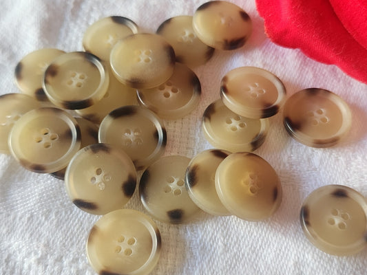 Lot 20  boutons vintage petits beige effet corne marron trous 1,5 cm ref 6159