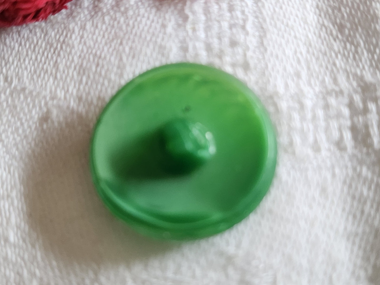 Bouton vintage en verre laiteux vert  2,2 cm G7P