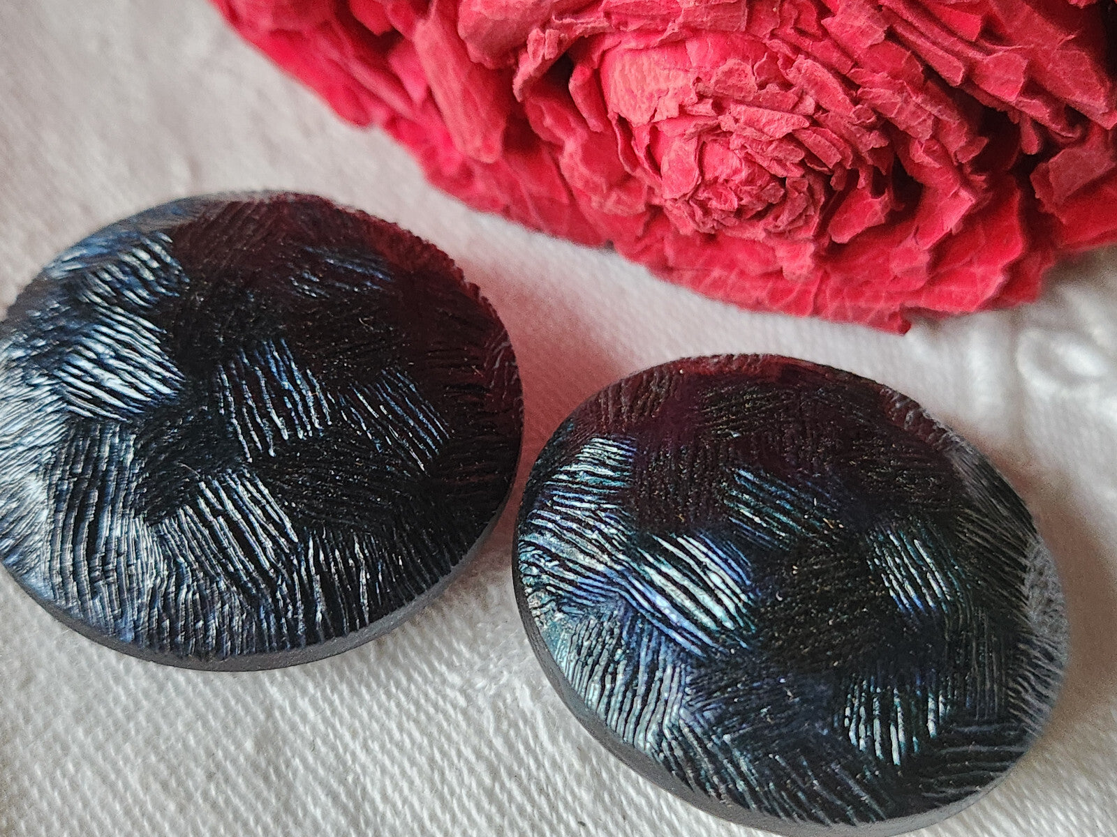 Duo gros boutons vintage bombé tecturé noir bleu pied 3,3 cm ref 883