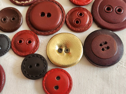 Gros lot de boutons anciens en cuir à trous panaché 1,4 à 3 cm ref 6349