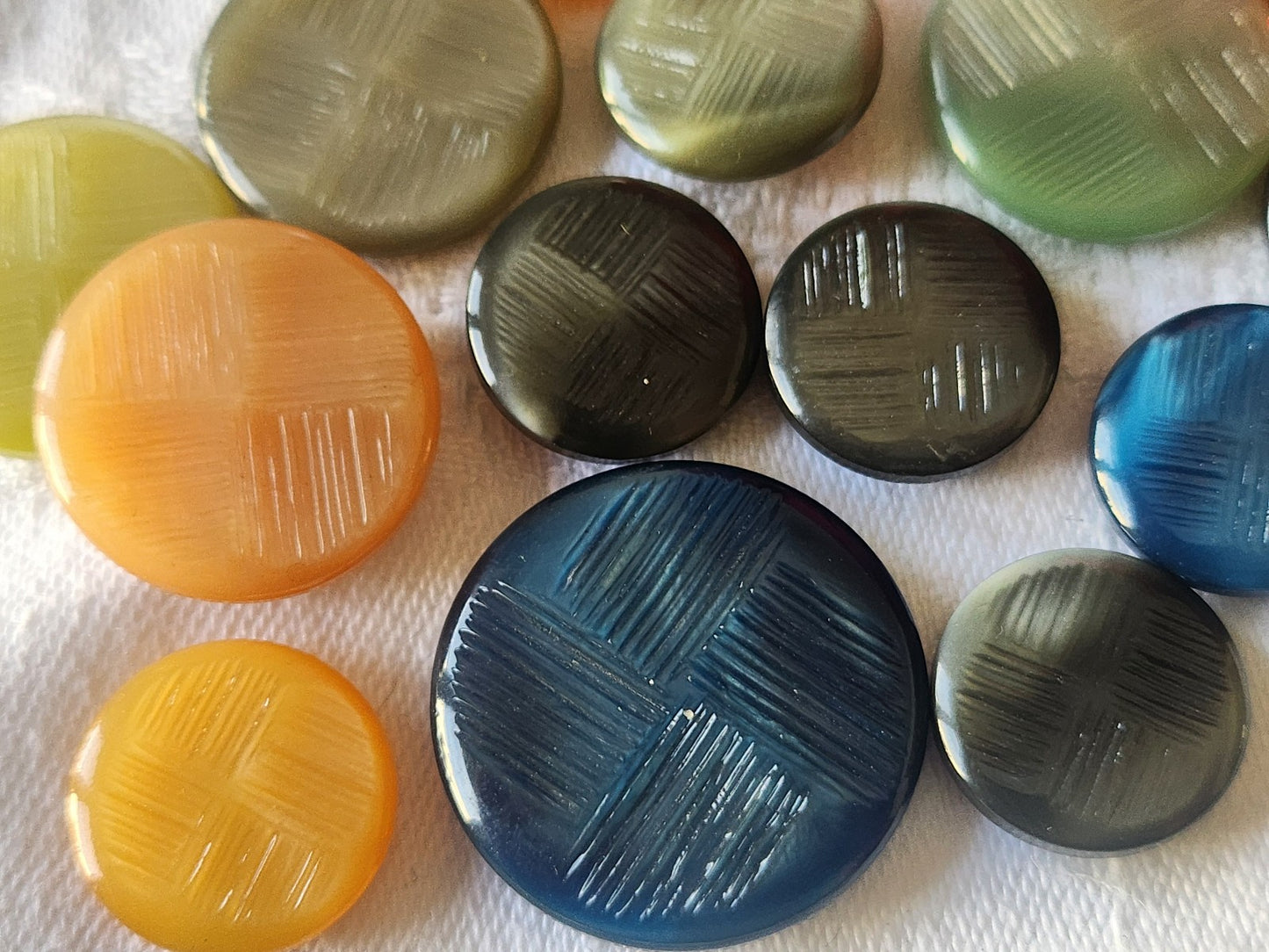 Lot 14 boutons vintage panaché mm modéle pied 1,7 à 2,6 cm ref 3746