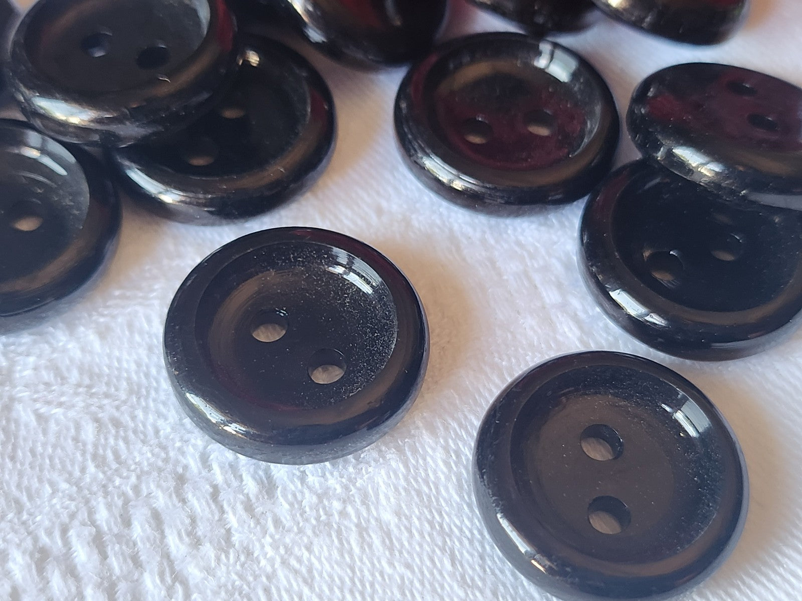 Lot 12  boutons vintage noir rebord deux trous 2,2 cm ref 5515