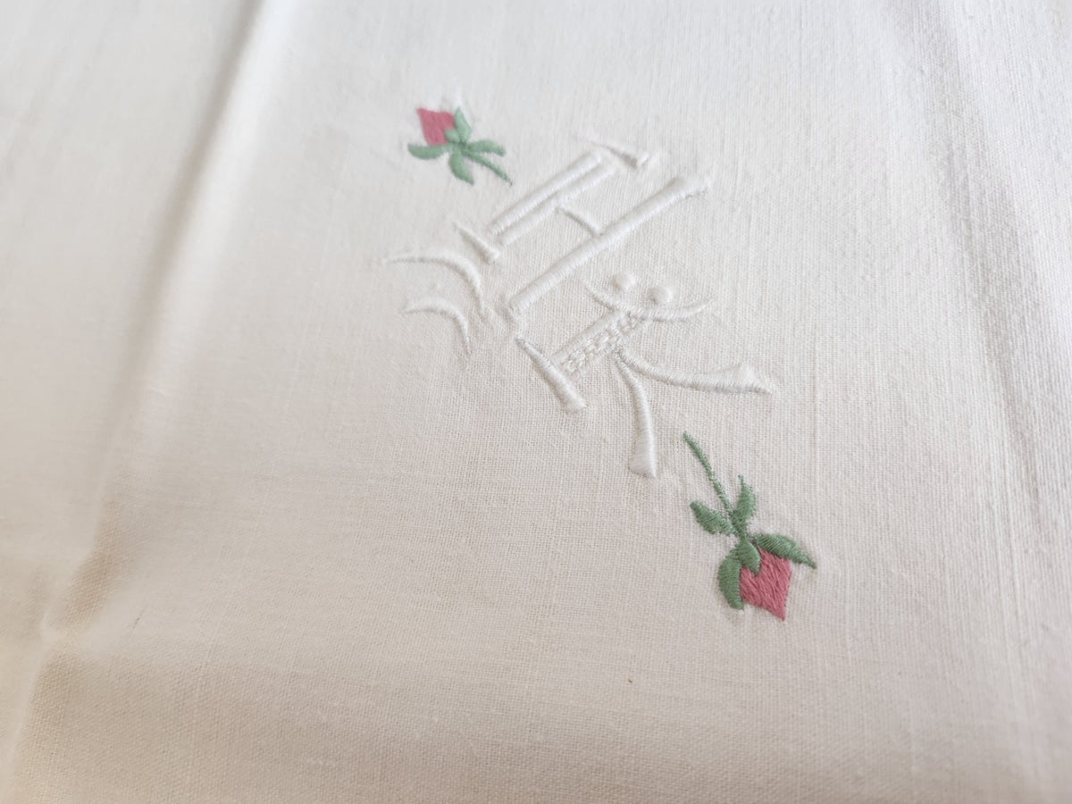 Lot deux anciennes taies d'oreillers monogramme HK  traces de stockages B6