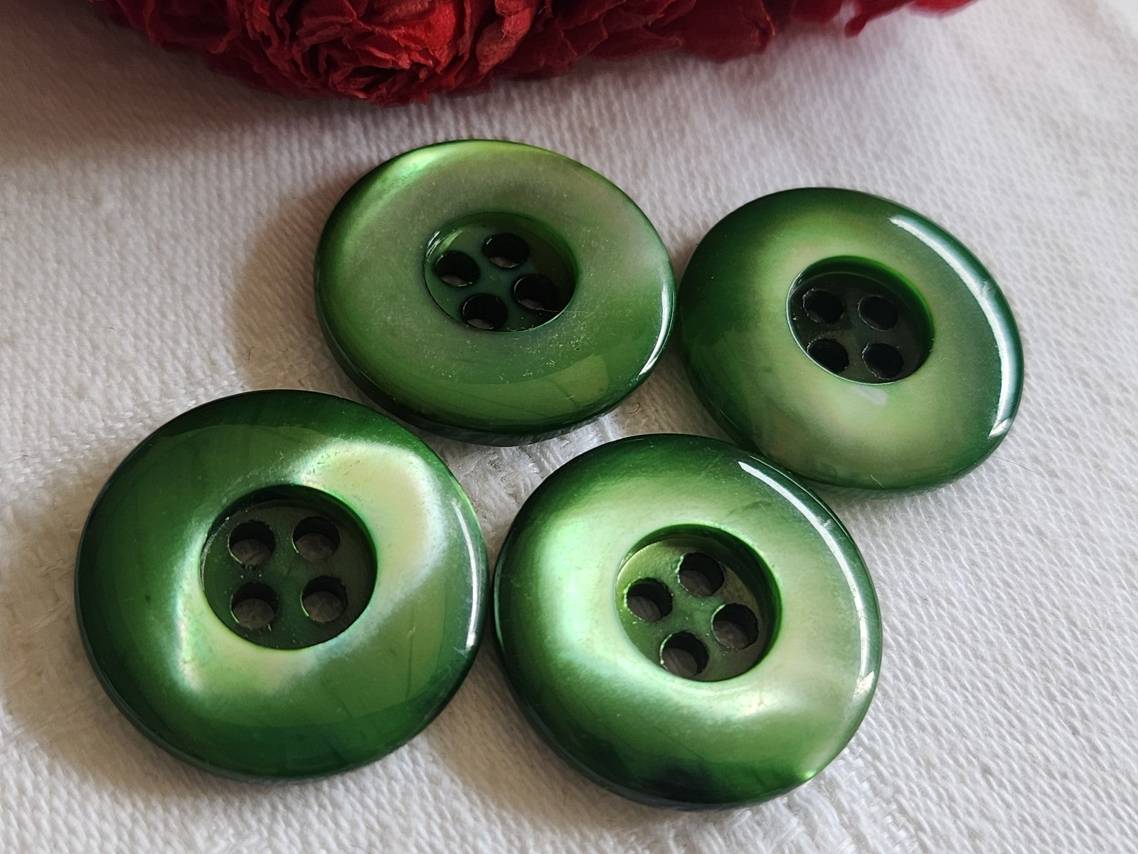 Lot  4 boutons anciens en nacre vert  2,2 cm trous ref  1252