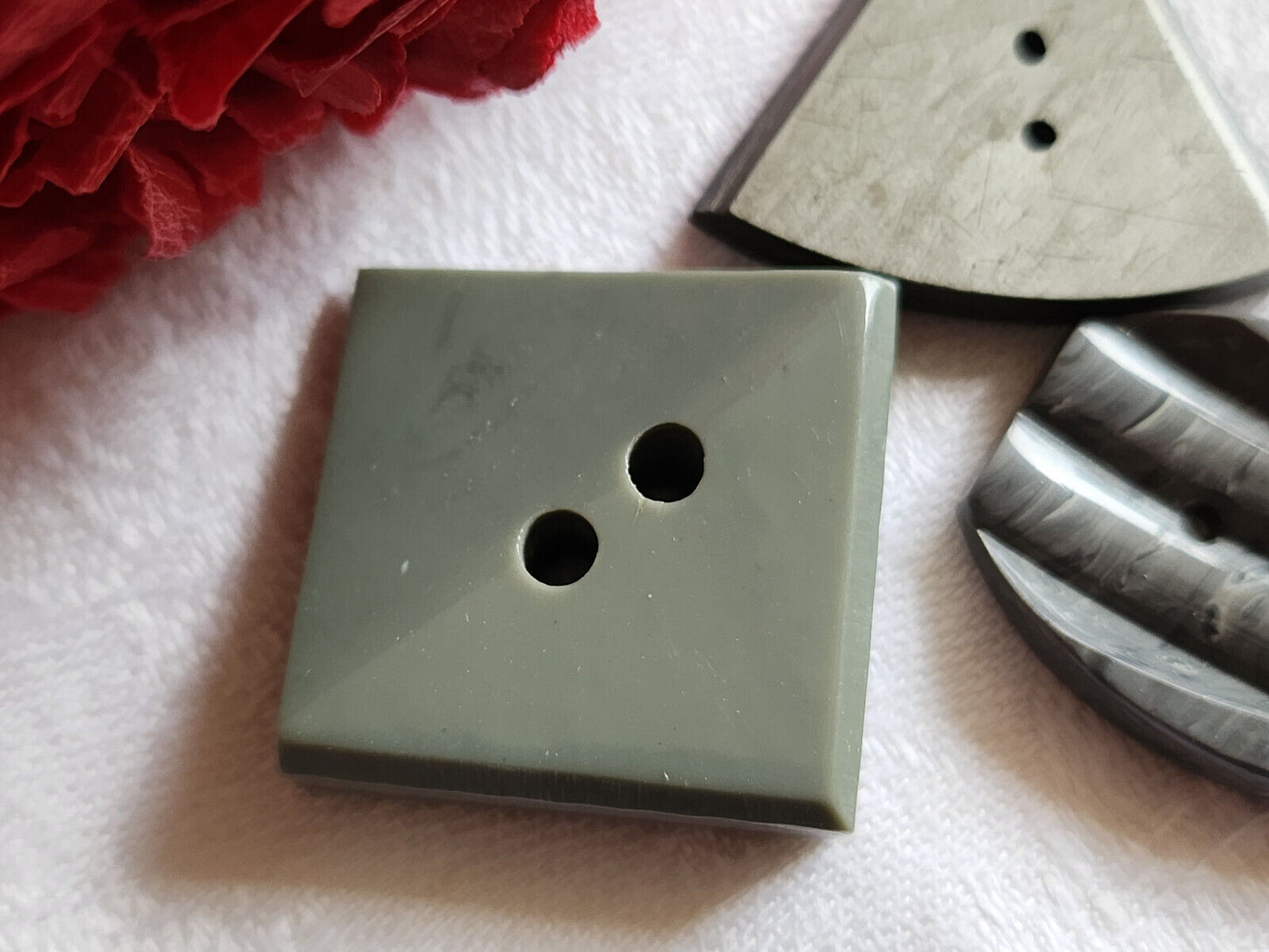 Trio boutons anciens gris forme originaux 2,4 à 3 cm ref 848