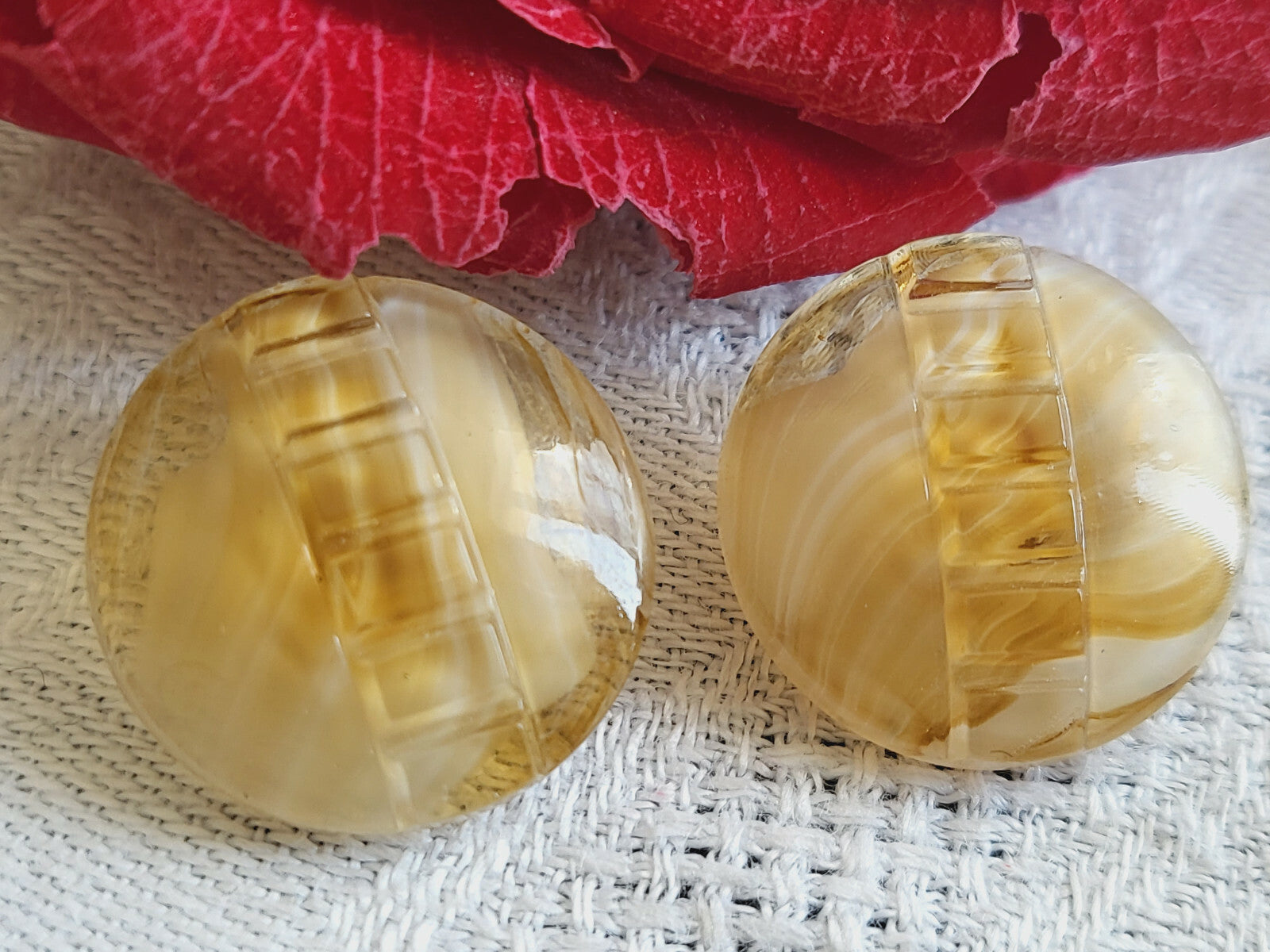 Duo boutons anciens en verre  marron camaïeu à pied veiné  1,7 cm D14M