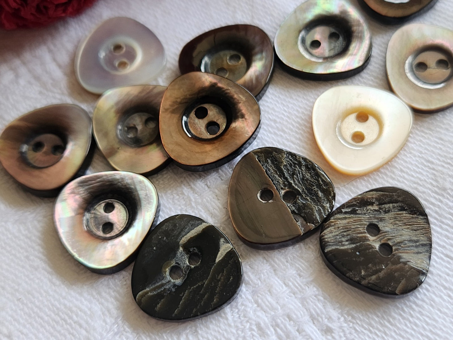 Lot 13 boutons vintage en nacre forme originale panaché 1,5 cm ref 1408