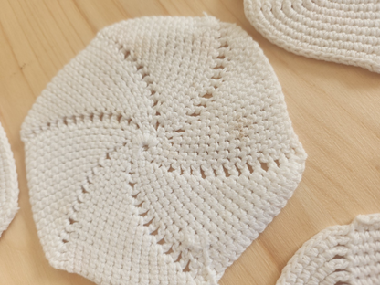 Lot  napperons anciens dont un a terminer crochet blanc épais B7