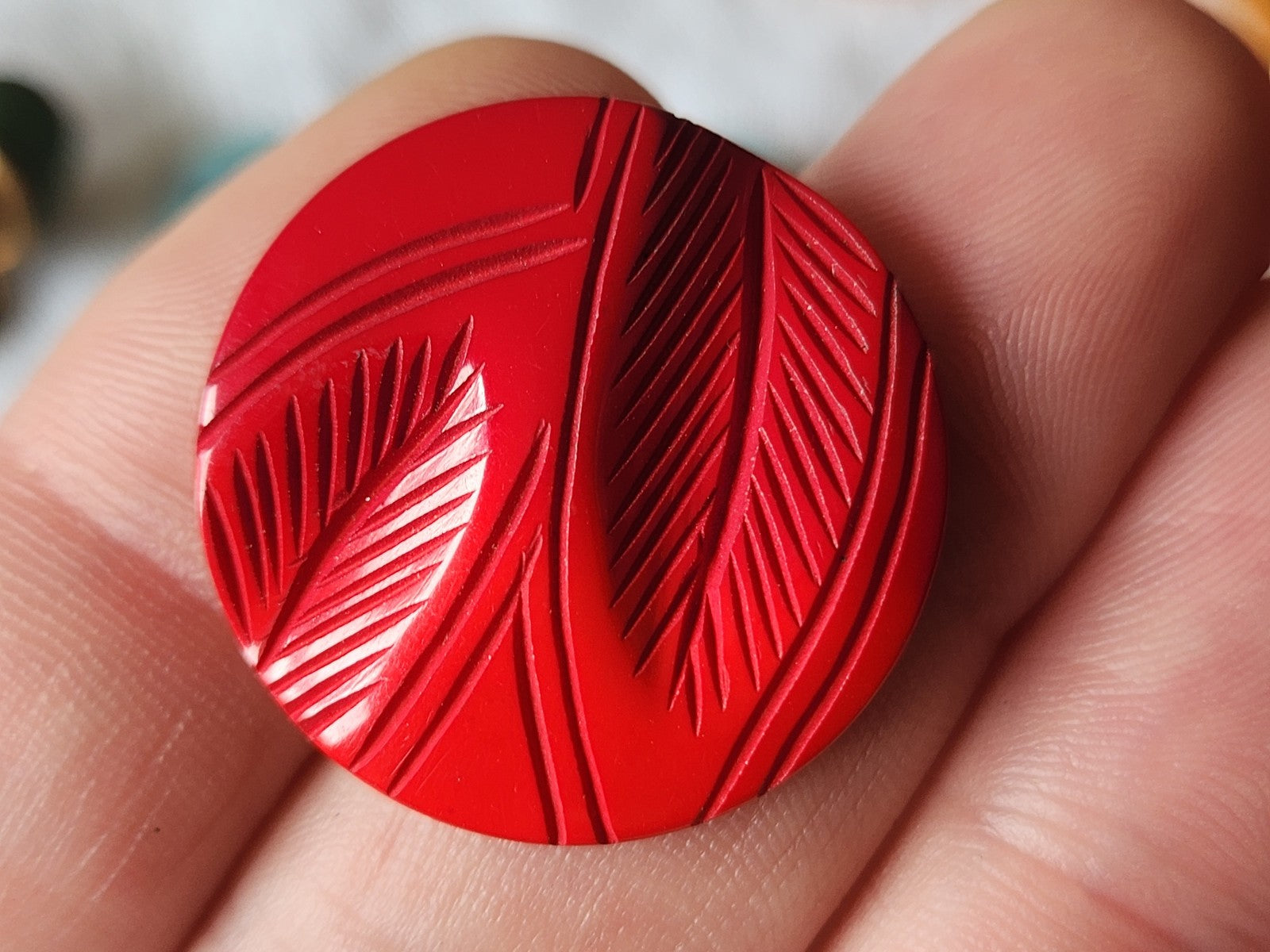 Collection bouton ancien rouge camaieu motif feuillage relief 2,6 cm G12J