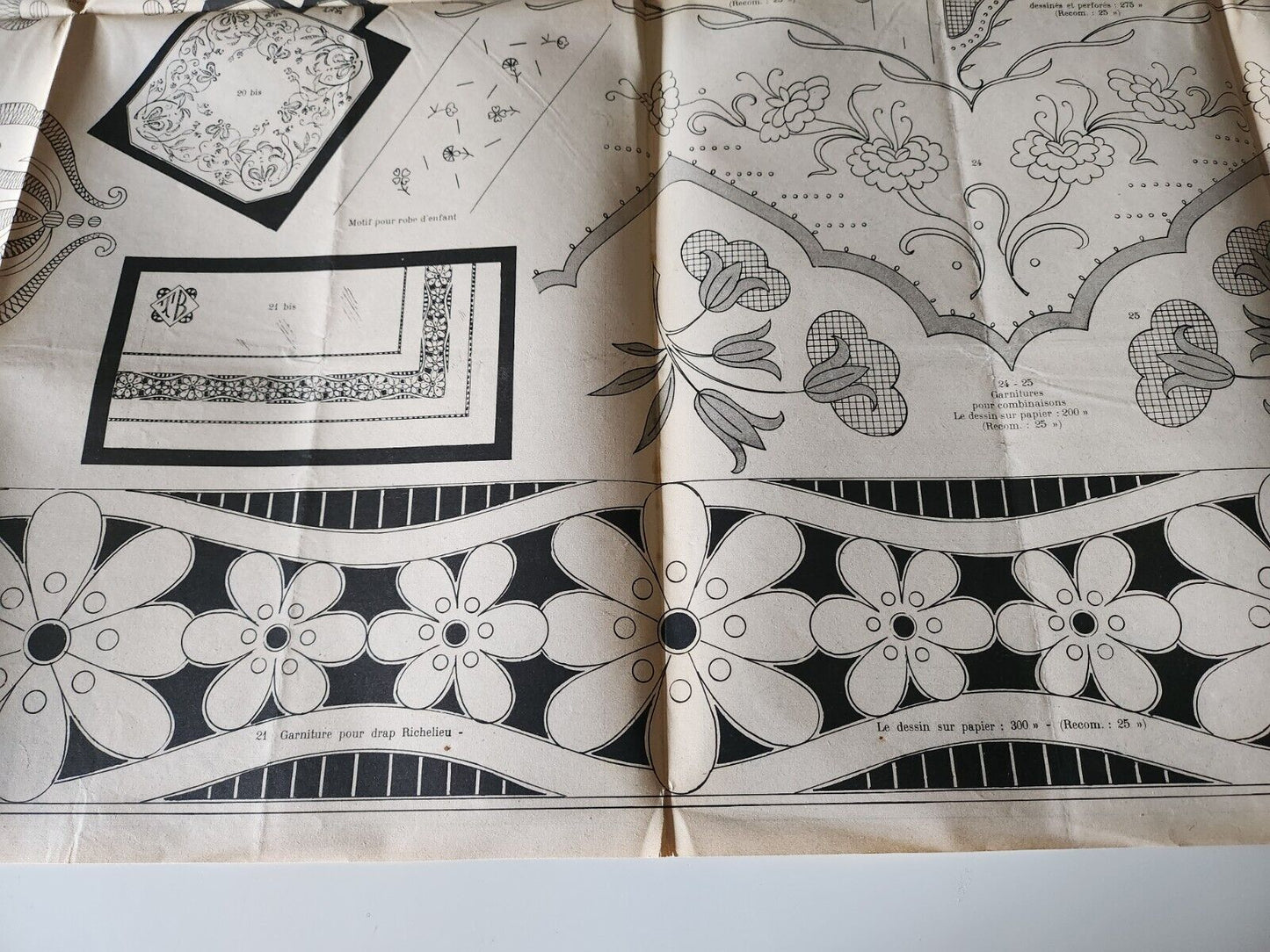 Le journal des brodeuses 1952  n° 693 dessous de vase motifs et ecussons divers