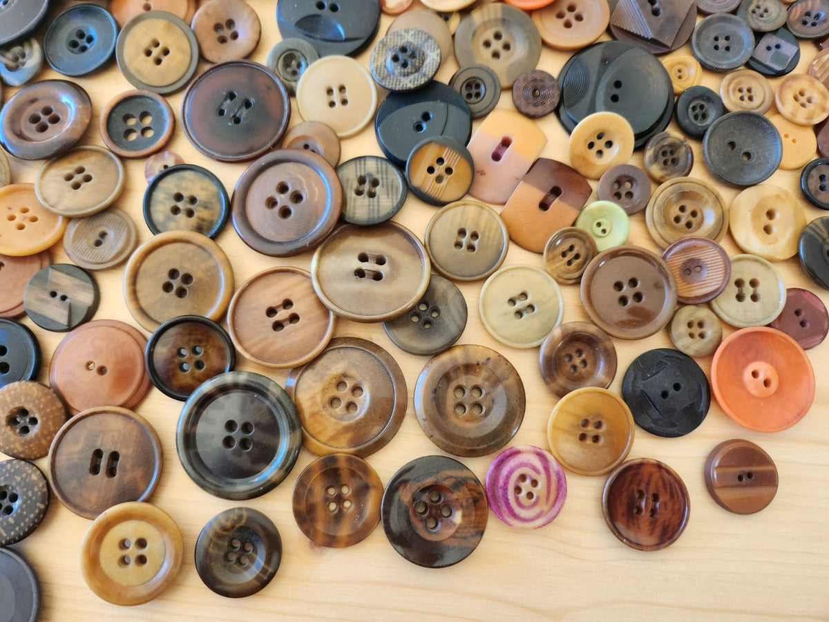 Gros lot de boutons anciens en corozo à trous un peu moins de 500 grammes T10