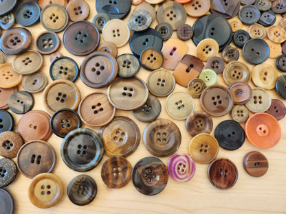 Gros lot de boutons anciens en corozo à trous un peu moins de 500 grammes T10
