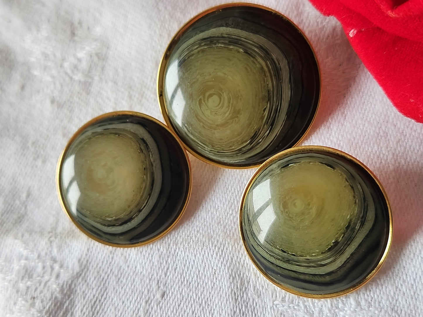 Trio gros  boutons vintage  metal coeur veiné vert  3,2 et 2,7 cm ref 1828