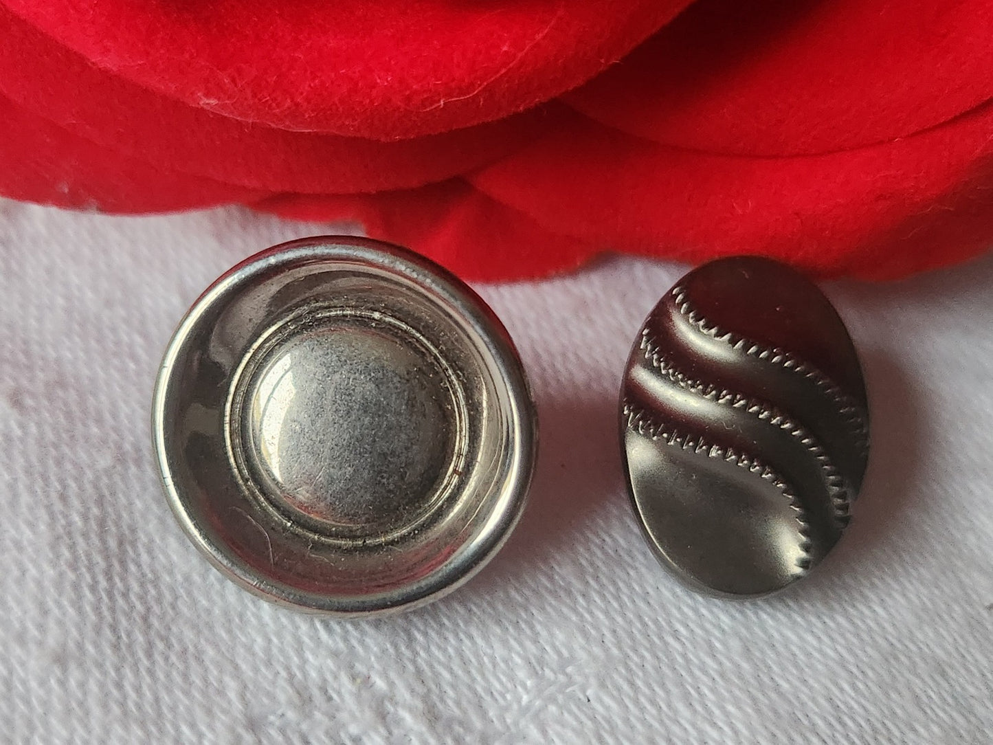 Duo boutons anciens en verre argenté vintage 1,5 sur 1,8 et 1,8  cm D9O