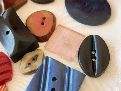 Lot 30 boutons anciens forme originale  collection 1,5 à 7,3 cm ref 6658