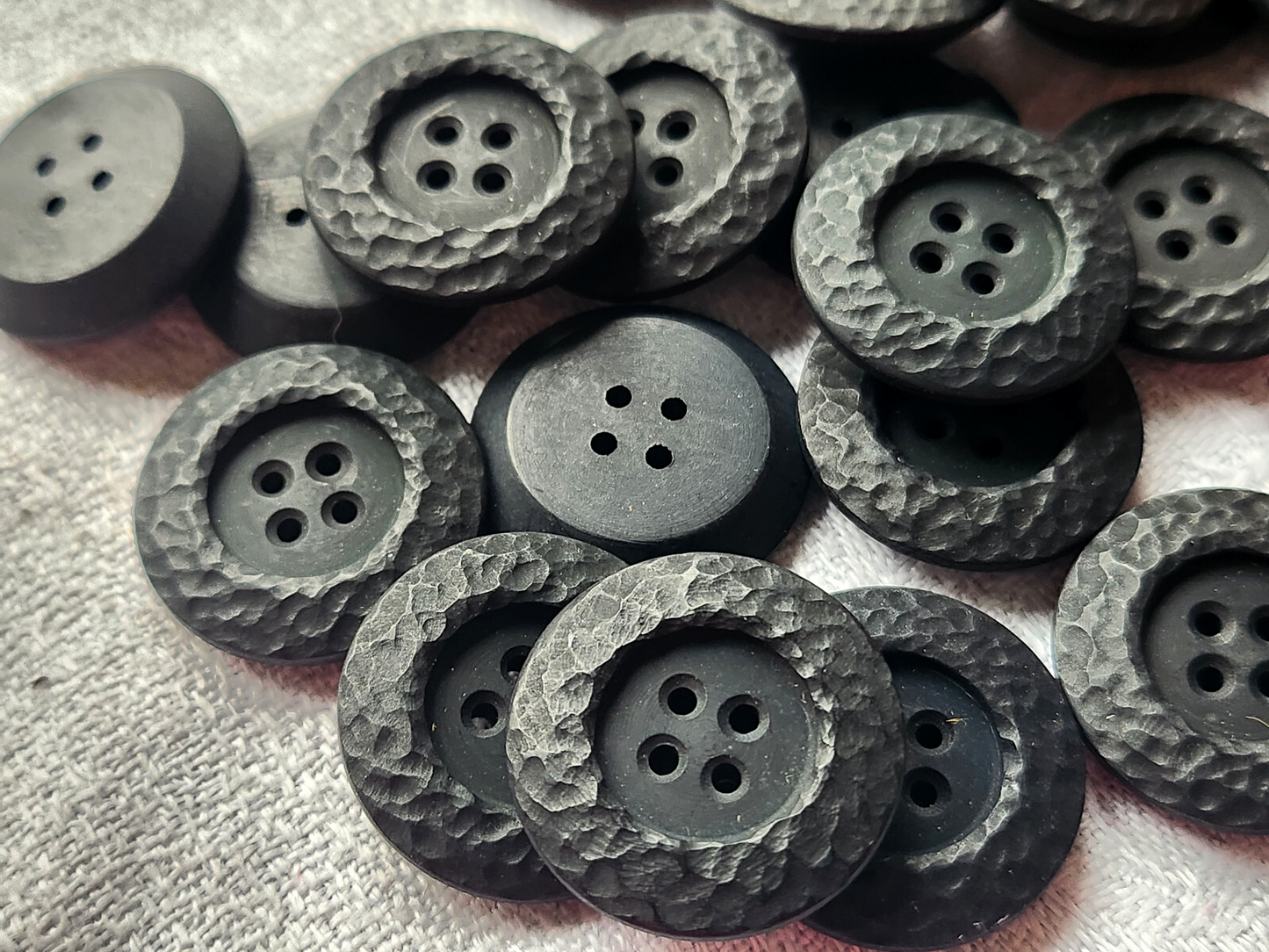 Lot 12 boutons vintage noir mat pourtour travaillé à trous 2,1 cm ref 5164