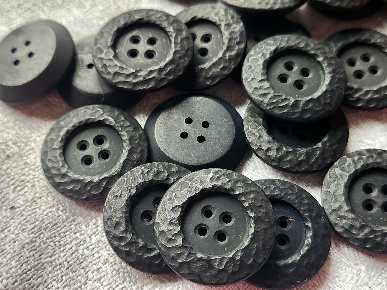 Lot 12 boutons vintage noir mat pourtour travaillé à trous 2,1 cm ref 5164