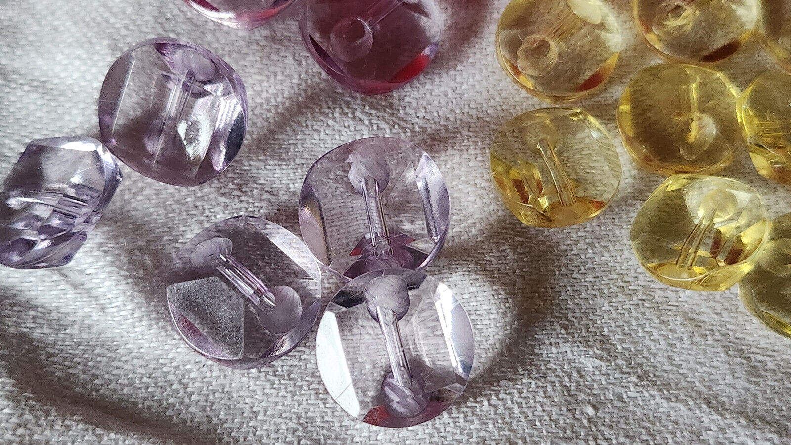 Lot 16  boutons vintage jaune violet 2 serie effet strass 1,1 et 1,3 cm ref 1261