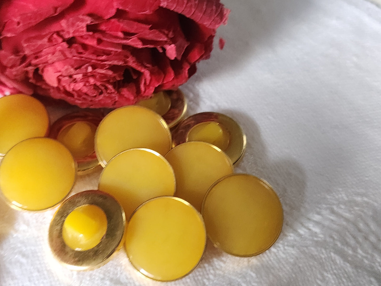 Lot 6 jolis  boutons vintage jaune  cercle metal doré pied 1,8 cm ref 2244