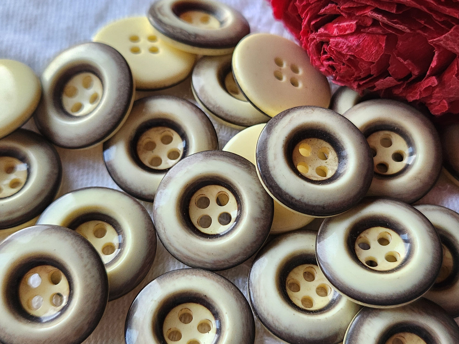 Lot 24 boutons vintage creme gris 1,7 cm trous ref 5907