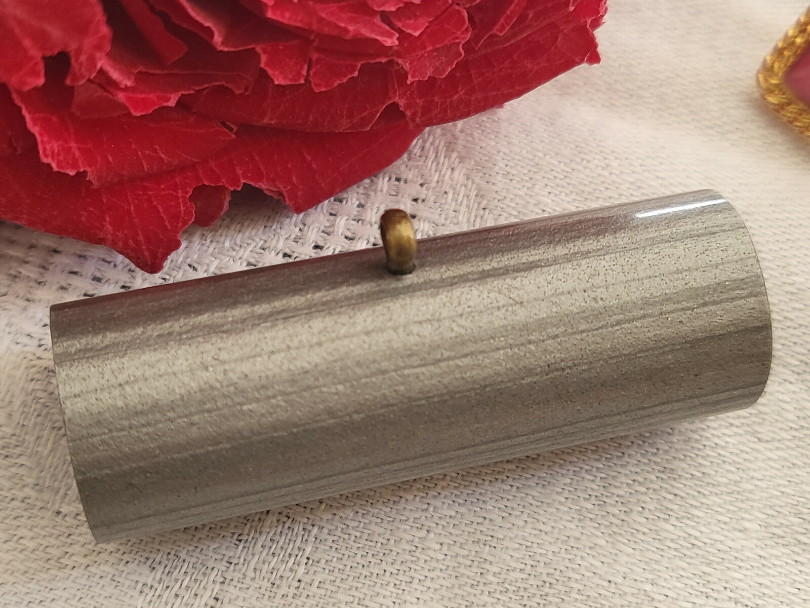 Énorme bouton ancien cylindrique gris veiné pied laiton 4,5 cm ref 580