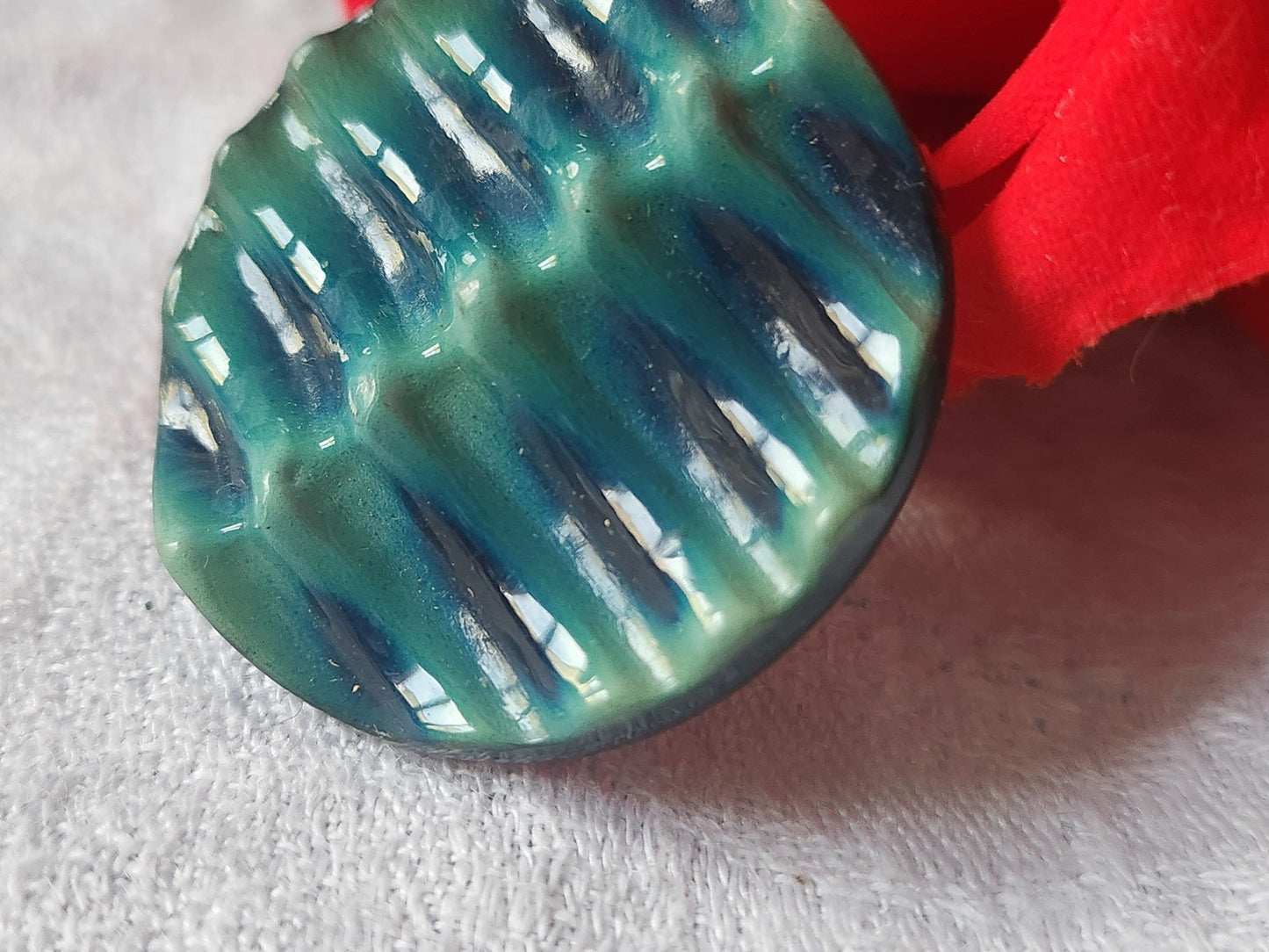 Gros bouton ancien en celluloïd vert  superbe pied 3,7 cm  D16R