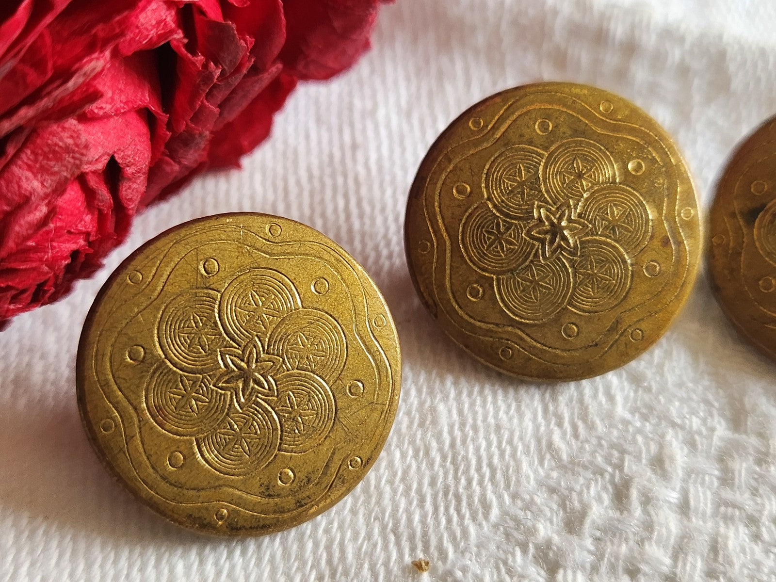 Lot  3 anciens bouton ancien en métal motif 1,8 cm ref 1118