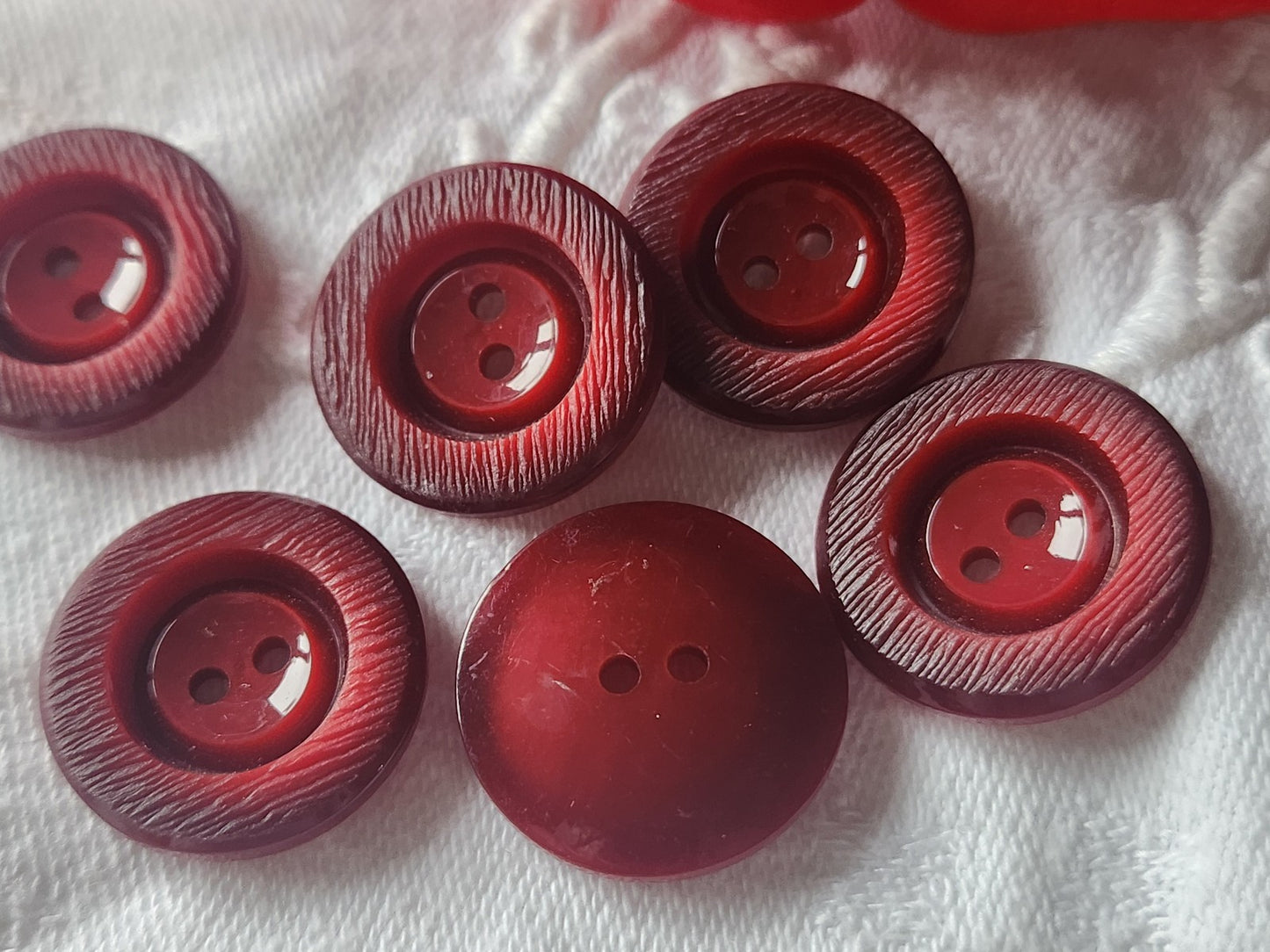 Lot 6 boutons vintagerouge travaillé 2,1 cm ref 3190