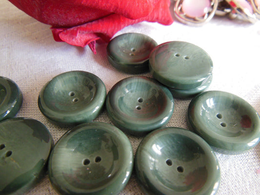 Lot 10 boutons vintage vert veiné incurvé 2 trous diamètre 1,7 cm ref 3542