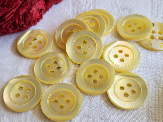 Lot  6 boutons anciens en nacre jaune 2 cm trous ref  1300