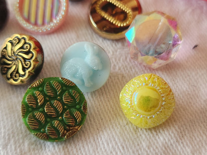 Lot 10 boutons anciens en verre multicolore  panaché 1,1  à 1,4 cm ref 6388