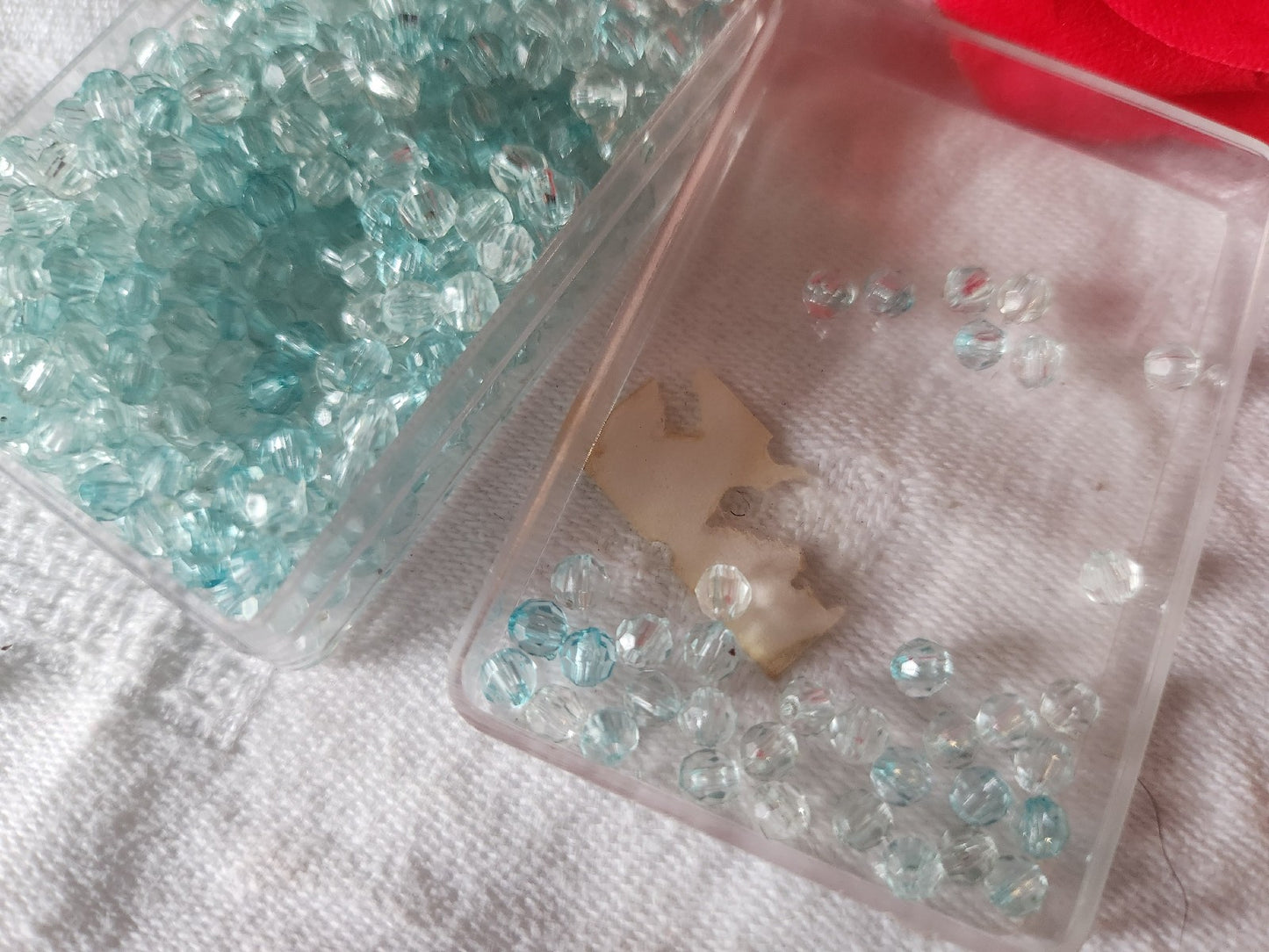 Lot environ 14 grammes de perles de toupie acrylique bleu 3 mm  n°23