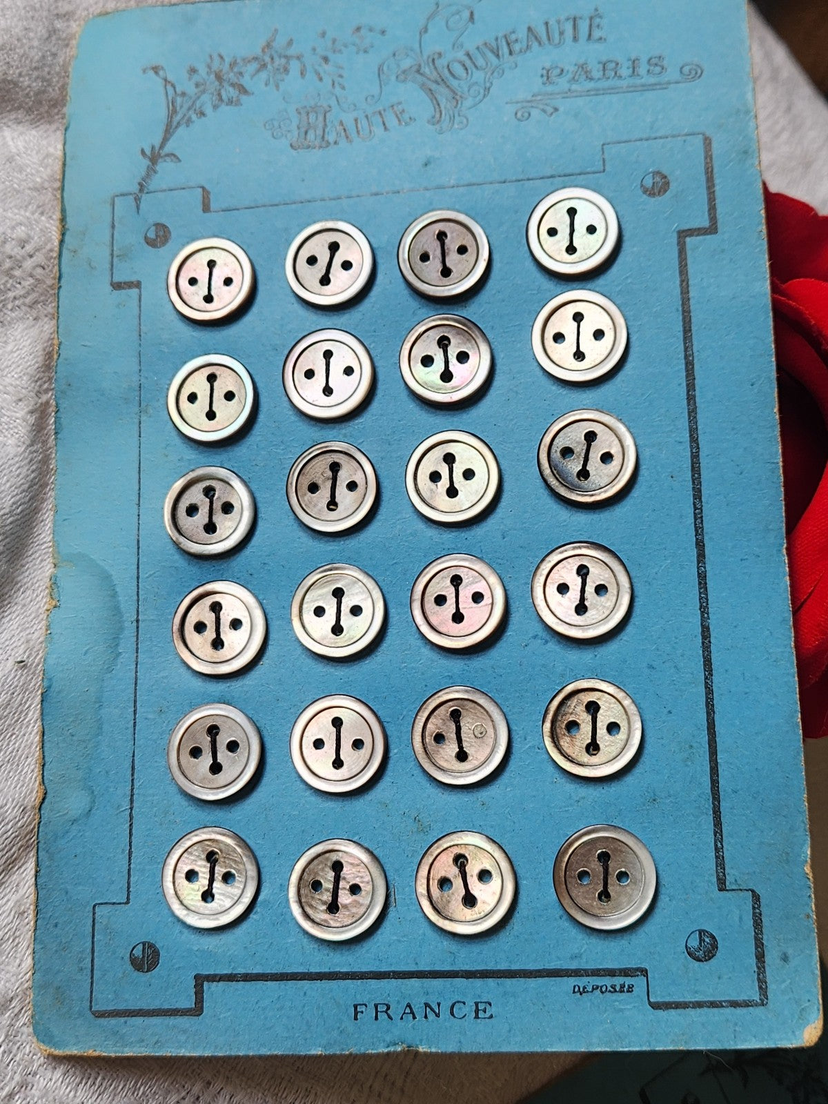 Plaque 24 boutons anciens en nacre gris 1,2 cm année 20/30 N°12