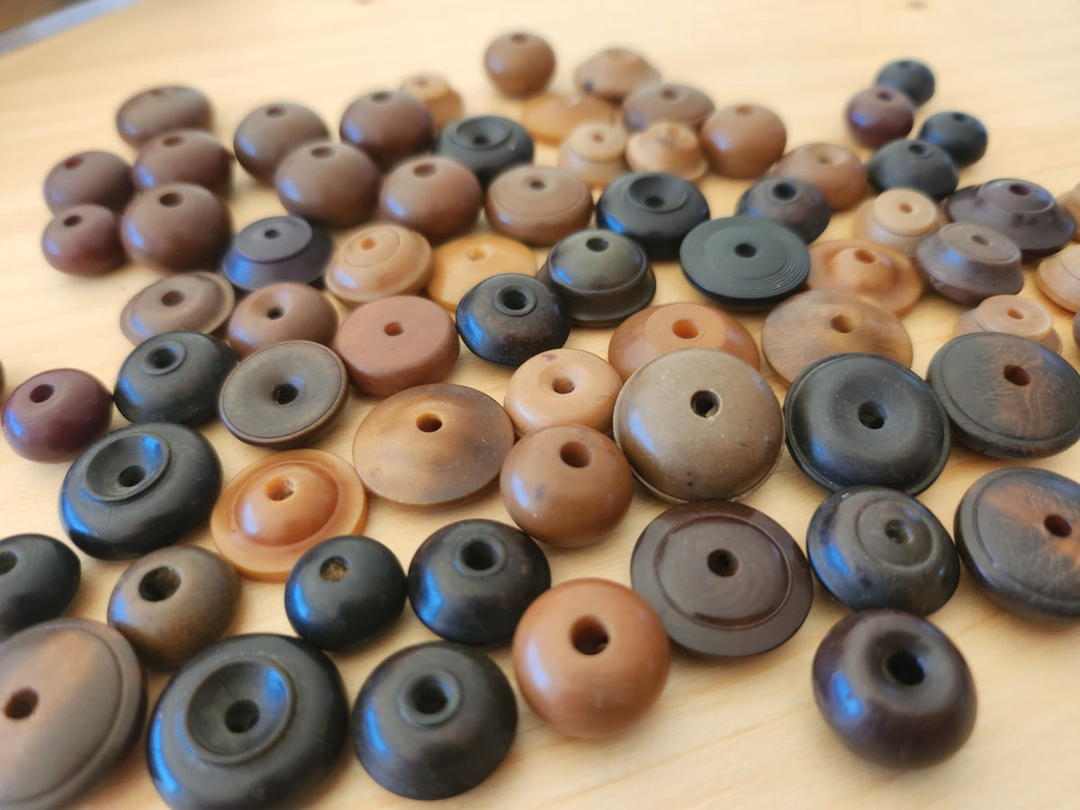 Lot  boutons anciens en corozo dit "sifflets" listing 1,1 à 1,8 cm photo  T10