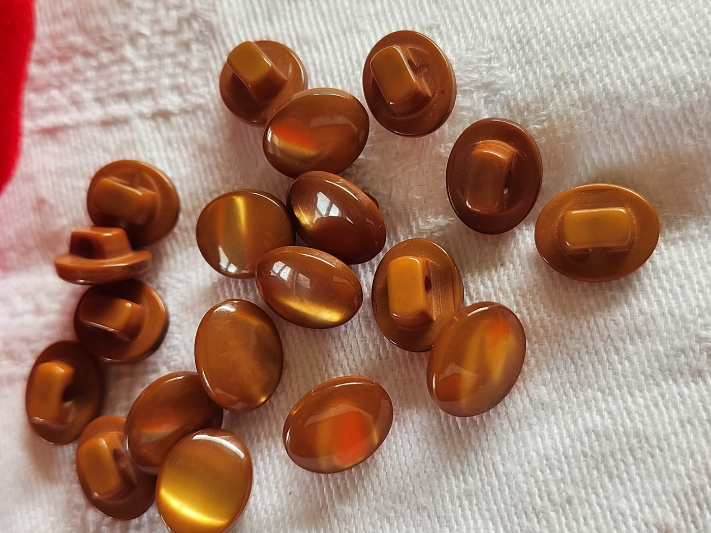 Lot 18 boutons vintage marron lumineux pied petits 0,9 sur 1,1 cm ref 2172
