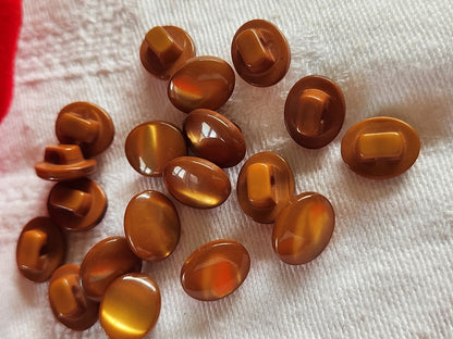 Lot 18 boutons vintage marron lumineux pied petits 0,9 sur 1,1 cm ref 2172